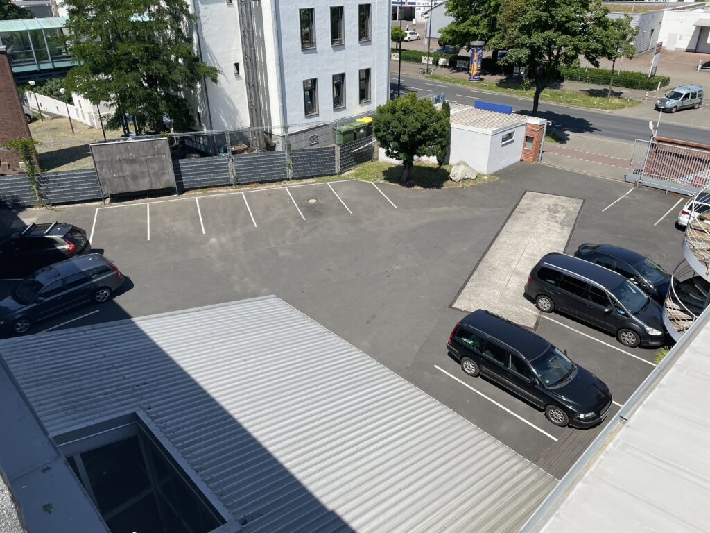 Elegant Elephant Studios Parkplatz von oben 1
