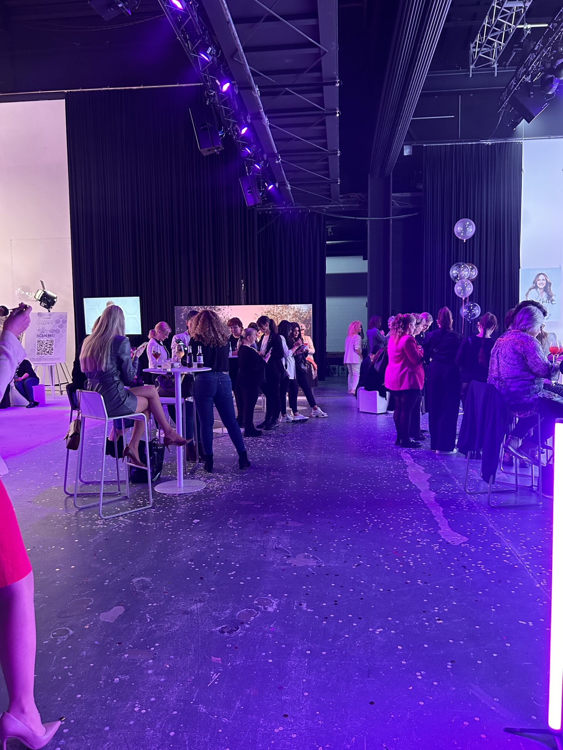 Elegant Elephant Studios S1 2 Event Mood Zwischengang crowded scaled