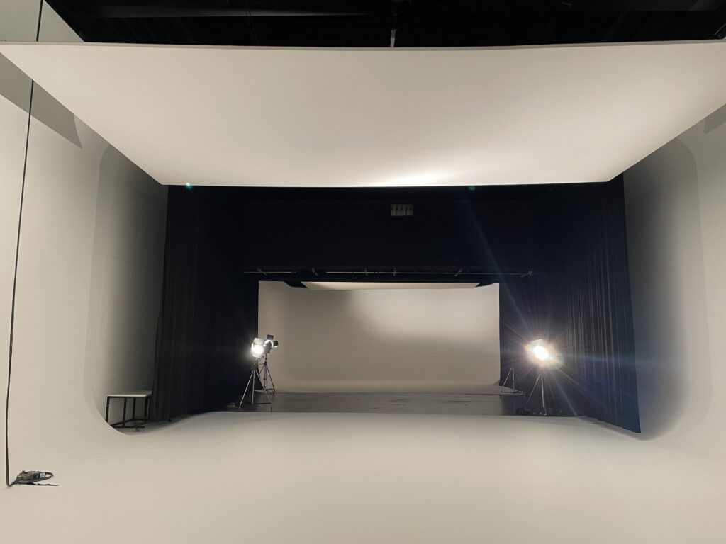 Elegant Elephant Studios S1 Blick zu S2