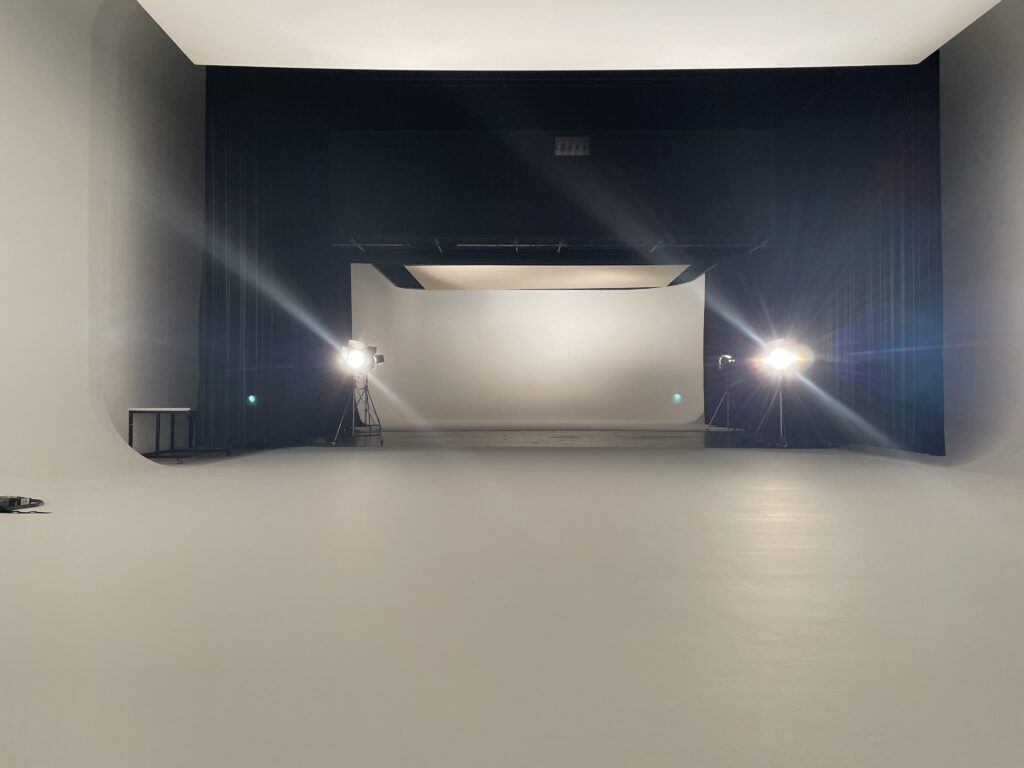 Elegant Elephant Studios S1 Blick zu S2 3