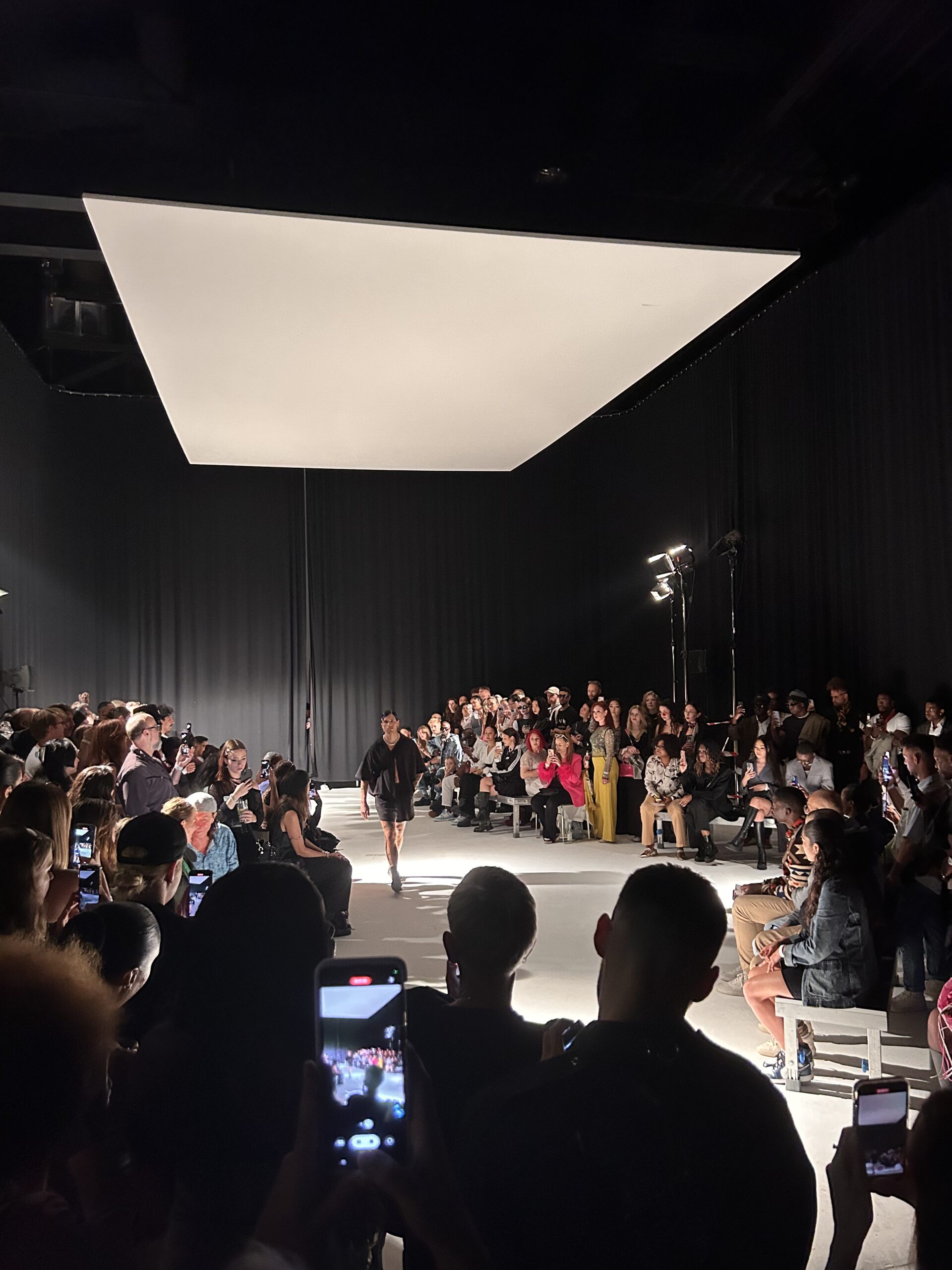 Elegant Elephant Studios S1 Event Modenshow crowd 2 scaled