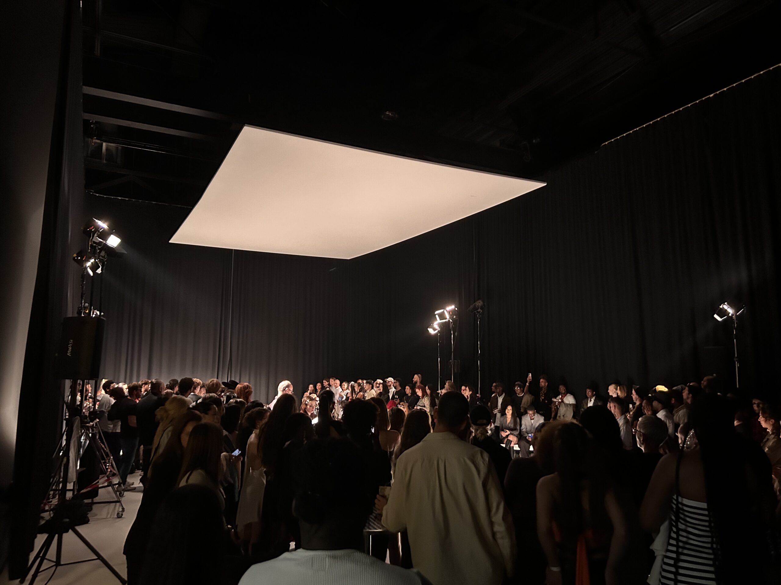 Elegant Elephant Studios S1 Event Modenshow crowd scaled
