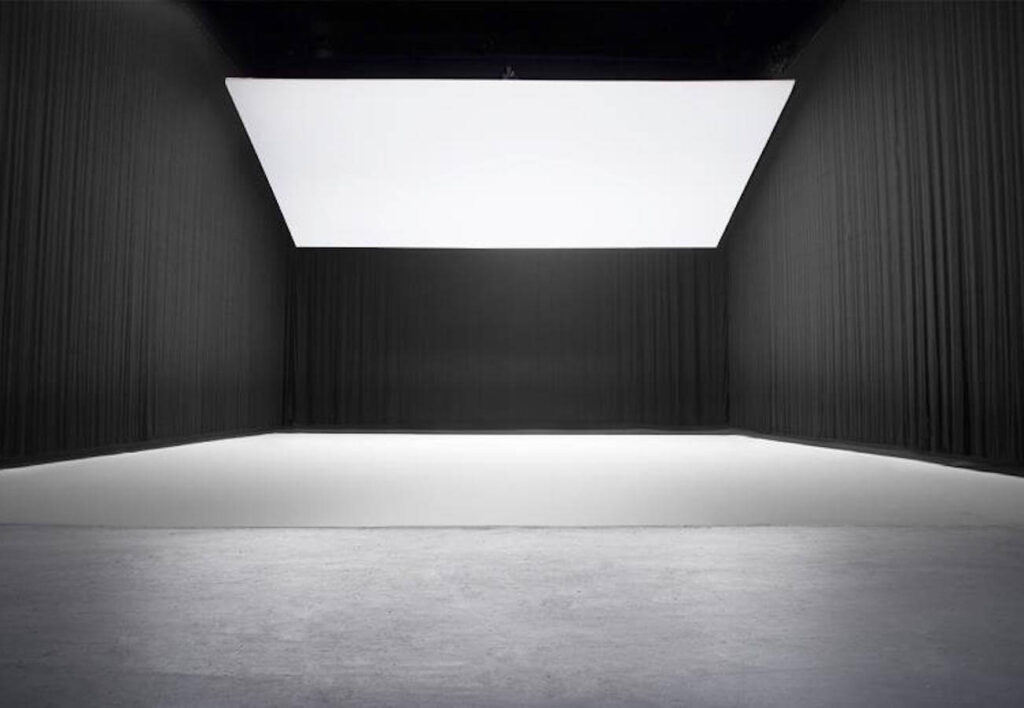 Elegant Elephant Studios S1 mit Vorhang