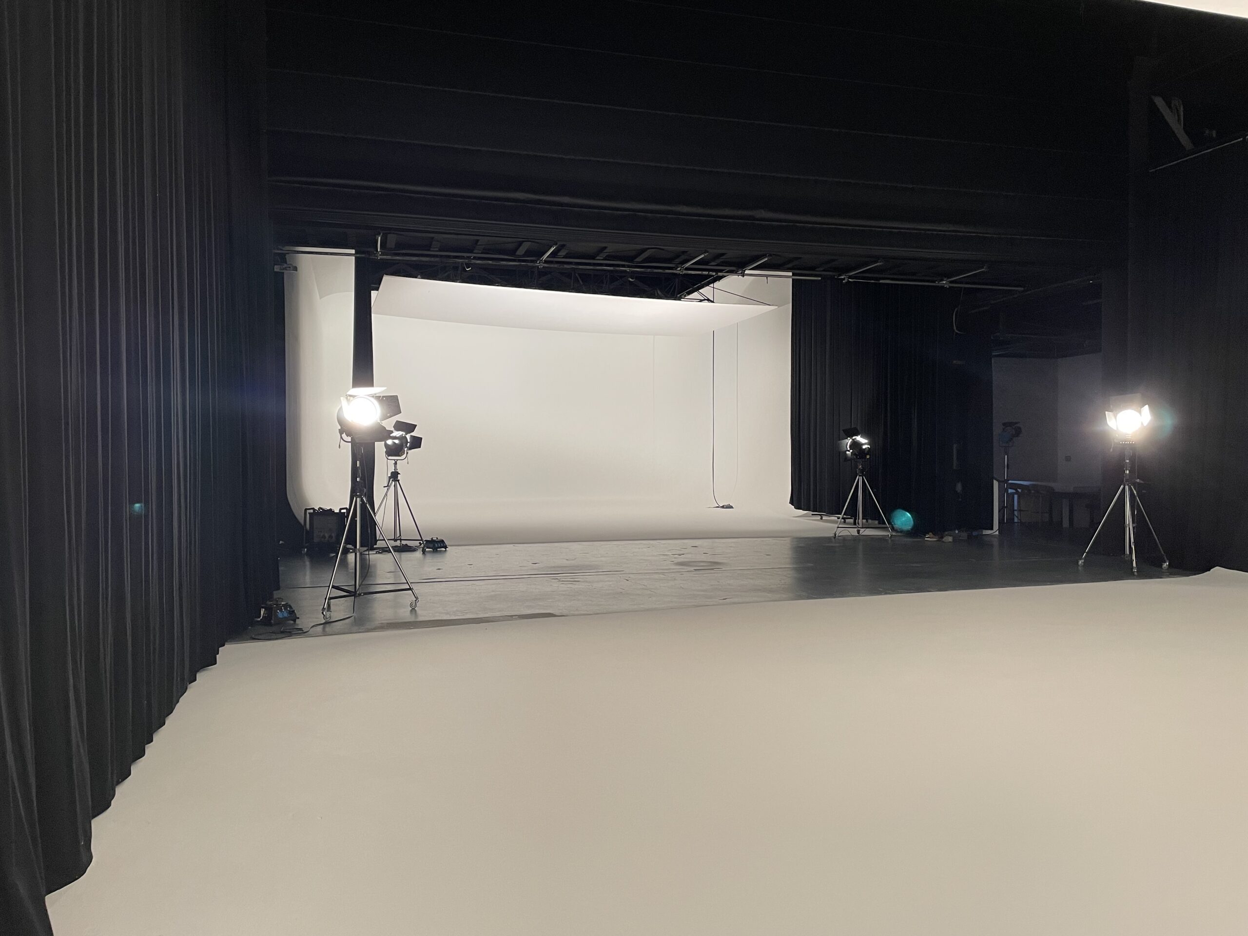 Elegant Elephant Studios S2 Blick zu S1 seitlich 2 scaled