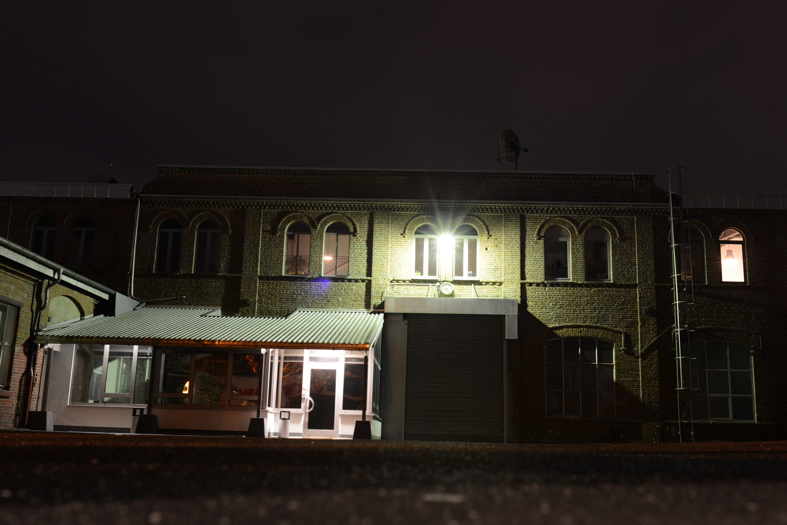 Elegant Elephant Studios Studio aussen Nacht 1 scaled
